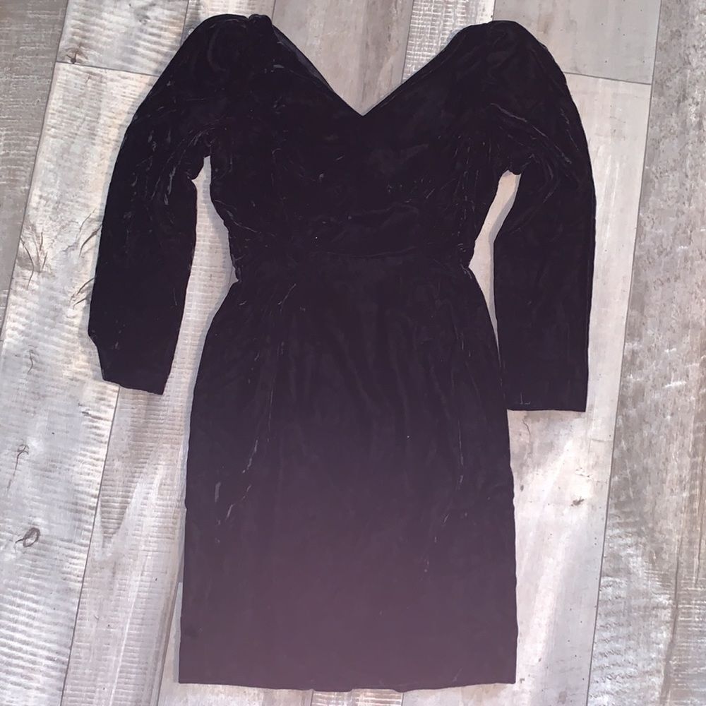 VINTAGE‎ —NANCY JOHNSON Velvet—V-neck- -Fitted-cocktail dress size 4